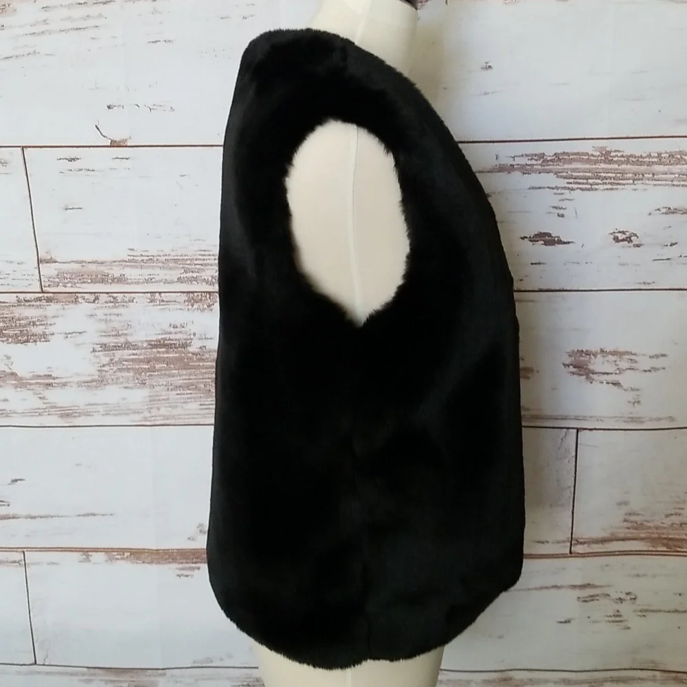 Caracilia Short Faux Fur Vest - Picture 9 of 14